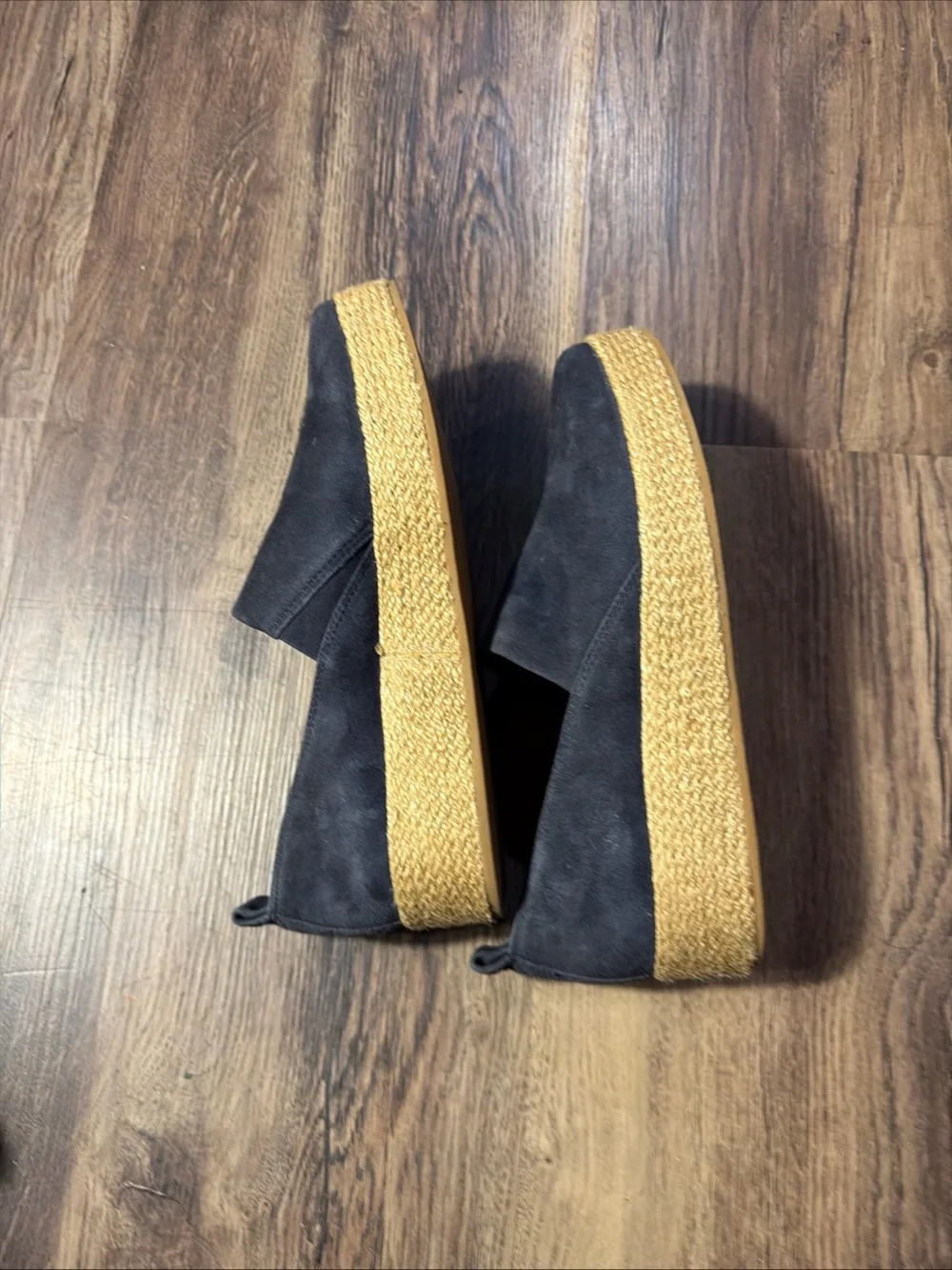 Vince Wilden Slip-On Shoes Round toe Suede Leather & fabric lining size 6M